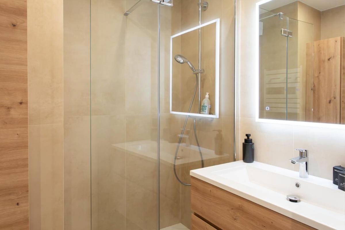 #41 Flat For 6, 3 Bdrs Parking Wifi 5mins Walk Tram T1 *